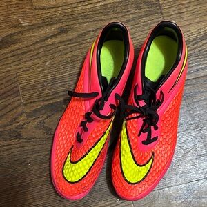 Nike Men's Vibrant Red and Neon Yellow Sneakers